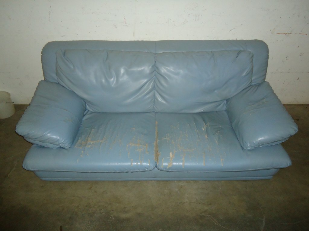 (0131'660) - Wild deponierstes Sofa auf der Rampe vom BrockiShop am 18. Dezember 2010