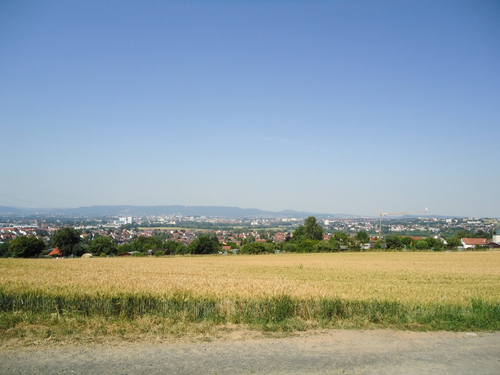 (127'918) - Ausblick von der Strasse auf ein Wohngebiet in Deutschland am 10. Juli 2010