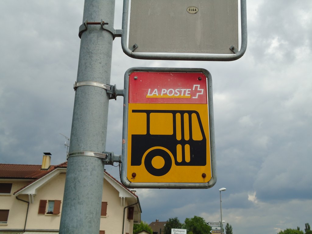 (128'084) - Alte Postauto-Haltestelletafel am 26. Juli 2010; diese ist nicht mehr in Betrieb, jedoch ist immer noch aufgestellt!