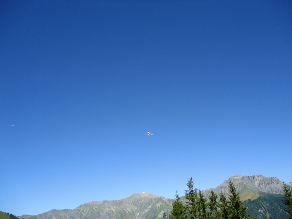 (128'138) - Klein aber fein: Patrouille Suisse am 1. August 2010 hoch ber Adelboden