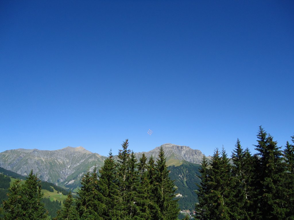 (128'141) - Klein aber fein: Patrouille Suisse am 1. August 2010 hoch ber Adelboden