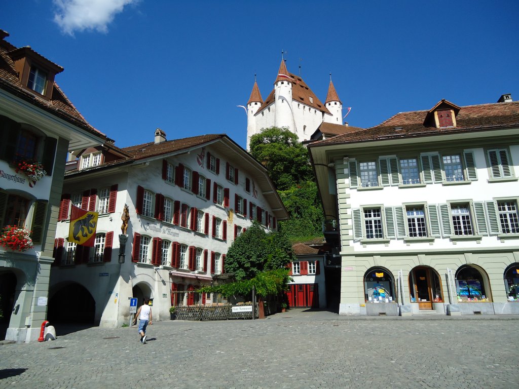 (128'212) - Thuner Rathausplatz mit dem Schloss am 1. August 2010
