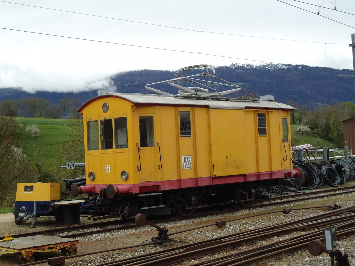 (143'852) - O.C.-Lokomotive - Nr. 32 - am 27. April 2013 im Bahnhof Orbe