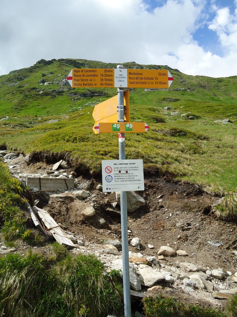 (145'963) - Wegweiser am Lago di Lucendro am Gotthardpass am 20. Juli 2013
