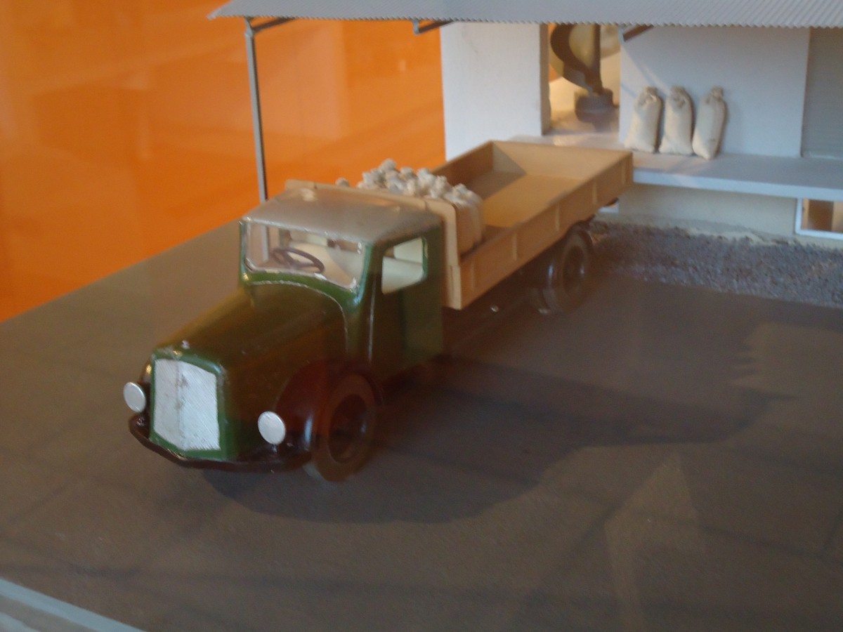 (146'416) - Holzmodell eines Saurer-Lastwagens am 18. August 2013 in Le Locle, Museum unterirdische Mhlen