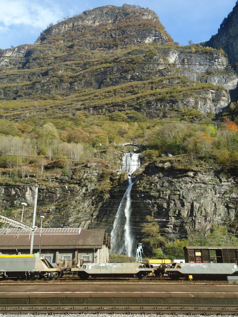 (147'869) - Wasserfall bei Biasca am 6. November 2013