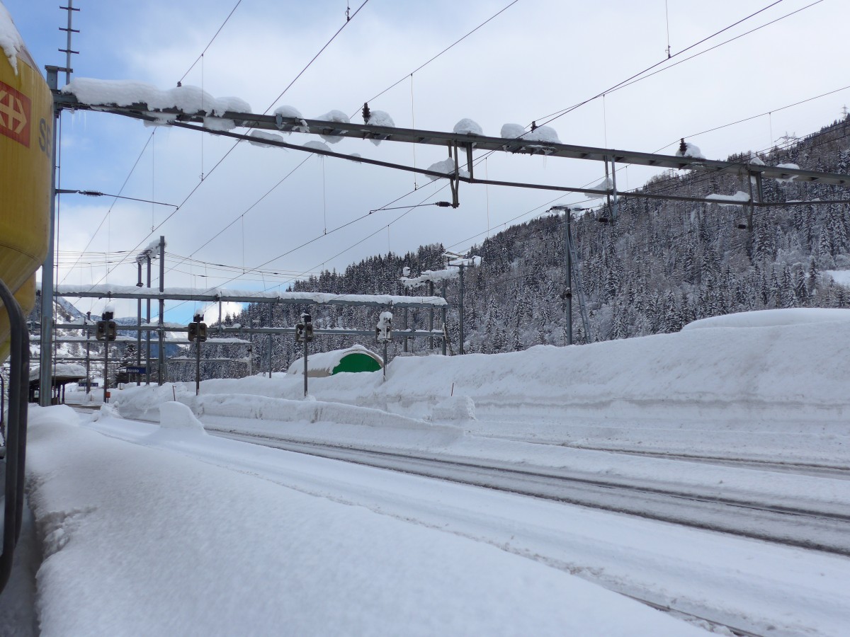 (148'795) - Viel Schnee beim Bahnhof in Airolo am 9. Februar 2014