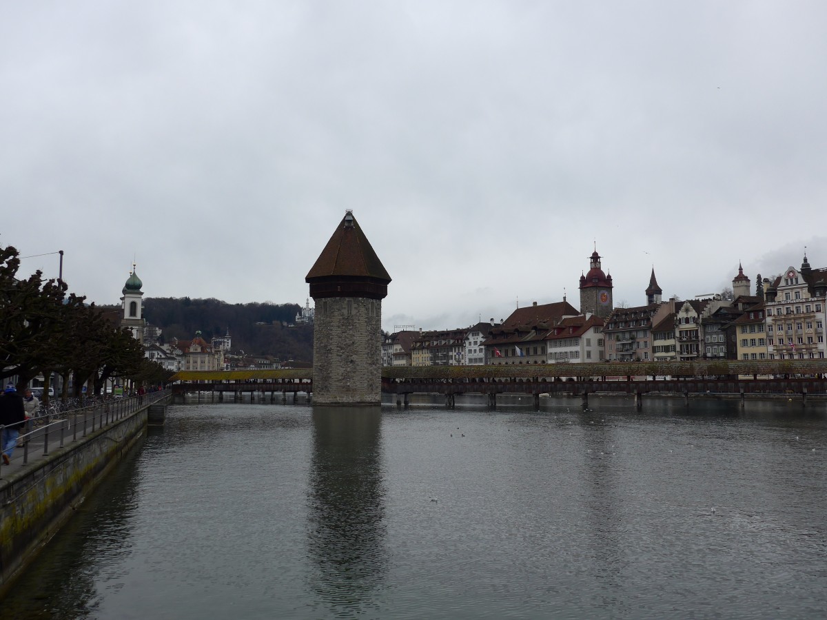 (148'940) - Die Kapellbrcke mit dem Wasserturm in Luzern am 16. Februar 2014