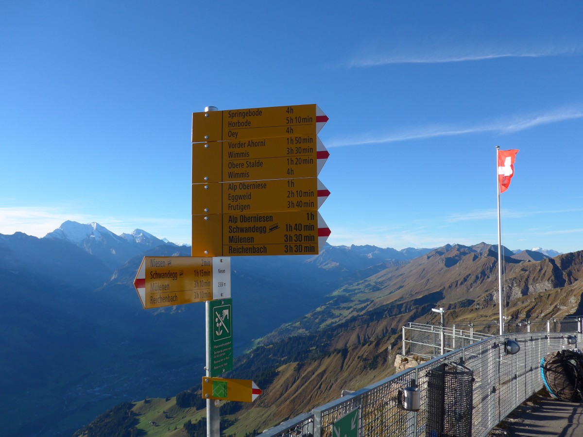 (155'802) - Wegweisen und Schweizerfahne am 19. Oktober 2014 auf dem Niesen