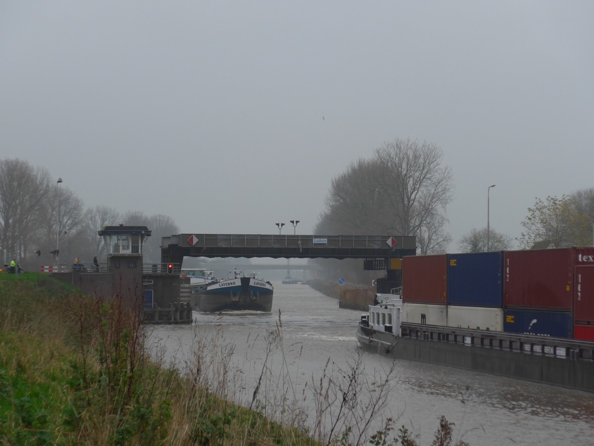 (156'599) - Frachtschiffe Laverna + Nadorias am 18. November 2014 bei Zuidhorn