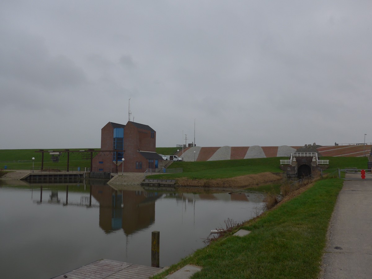 (156'725) - Am Damm beim Wattenmeer am 18. November 2014 in Noordpolderzyl