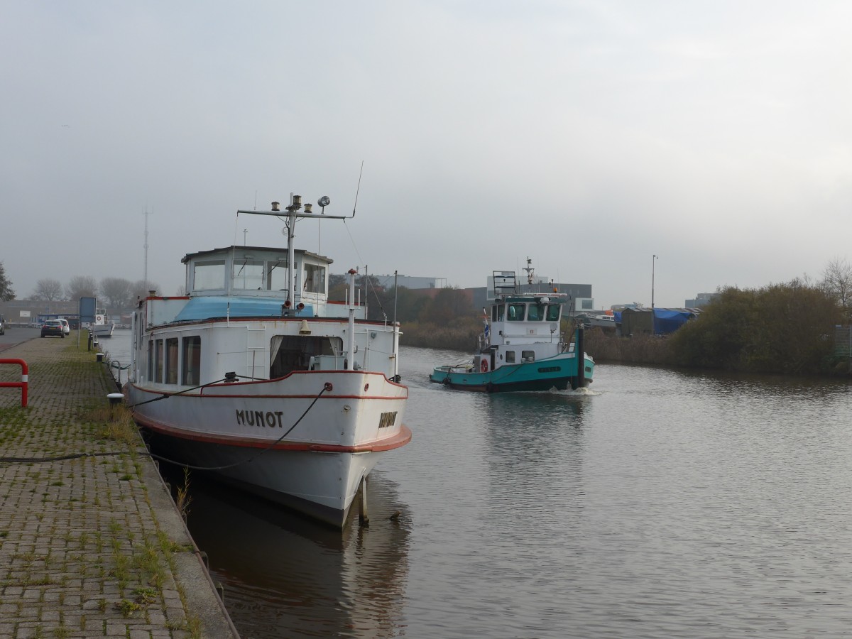 (156'966) - Das Motorschiff Munot und der Schlepper Henja am 20. November 2014 in Drachten
