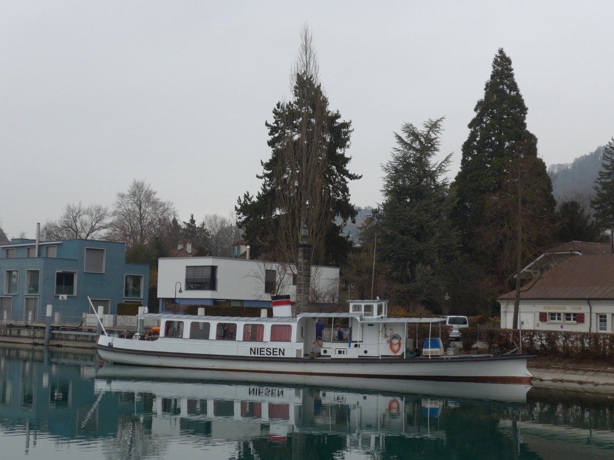 (158'795) - Motorschiff Niesen am 18. Februar 2015 an der Schifflndte Thun  