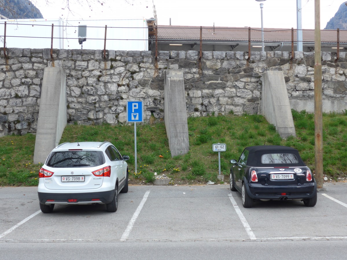(159'681) - Suzuki - VS 7098 + BMW Mini - VS 7099 - am 5. April 2015 beim Bahnhof Brig
