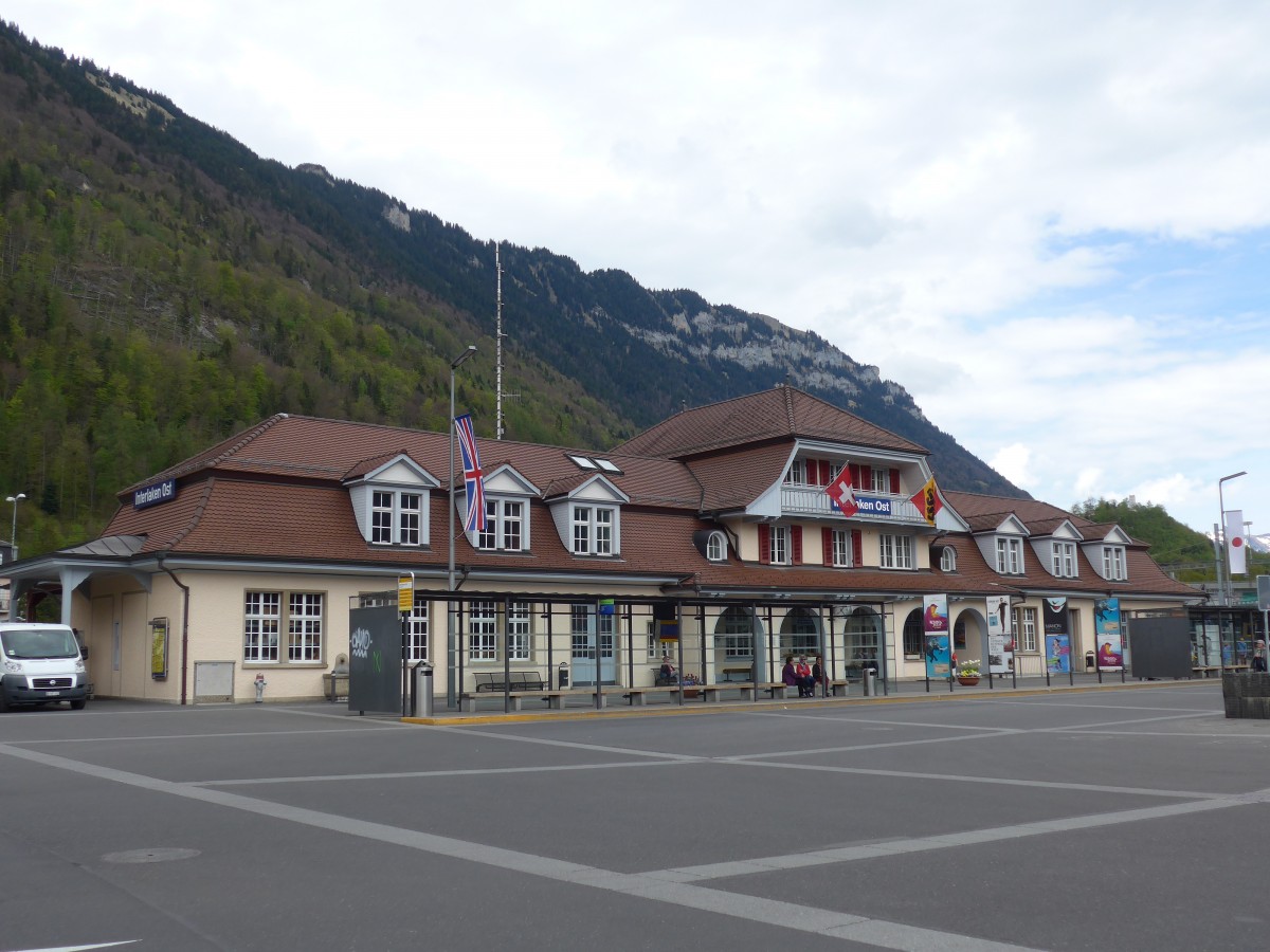 (160'055) - Der Bahnhof Interlaken Ost am 26. April 2015