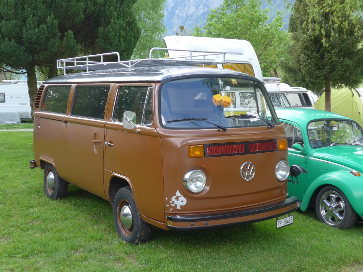 (160'286) - VW-Bus - FR 35'405 - am 9. Mai 2015 in Brienz, Camping Aaregg