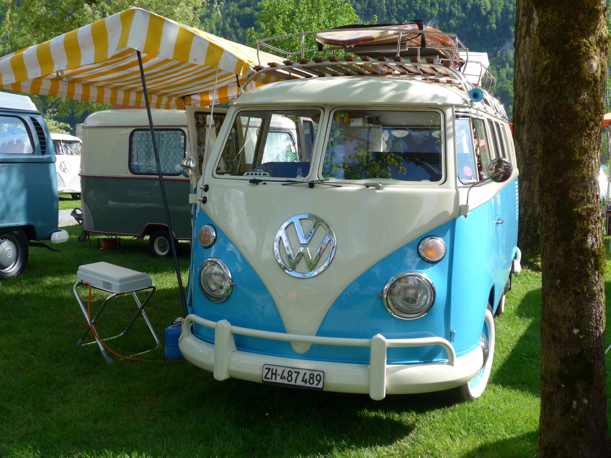(160'340) - VW-Bus - ZH 487'489 - am 9. Mai 2015 in Brienz, Camping Aaregg