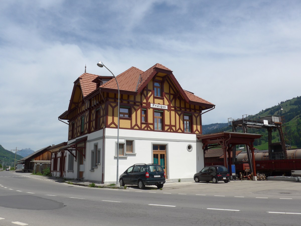 (160'497) - Der alte Bahnhof in Frutigen am 14. Mai 2015
