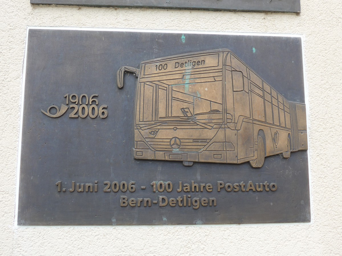 (161'458) - Gedenktafel zum 100 jhrigen Jubilum von der ersten Postautolinie von Bern nach Detligen am 30. Mai 2015 in Detligen, Post