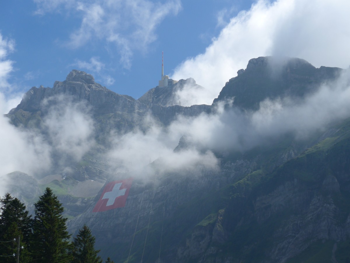 (163'261) - Die grsste Schweizerfahne (80 x 80 m) der Welt am 2. August 2015 am Sntis von der Schwgalp aus