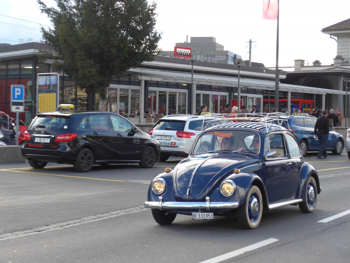(165'457) - VW-Kfer - BE 133'953 - am 19. September 2015 beim Bahnhof Thun