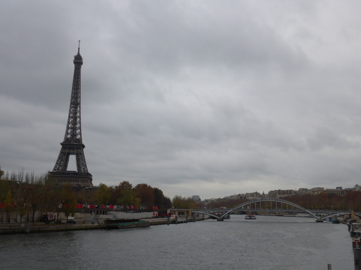 (166'982) - Der Eiffelturm und die Seine mit Brcken am 16. November 2015 in Paris, von Alma-Marceau aus