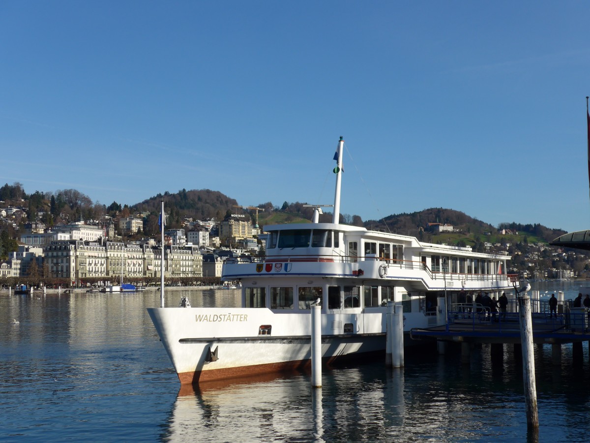 (167'944) - Motorschiff Waldsttter am 25. Dezember 2015 bei der Schifflndte an Luzern