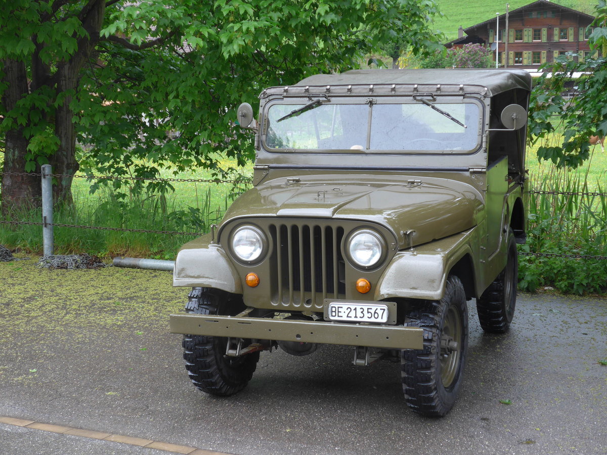 (171'515) - Jeep - BE 213'567 - am 28. Mai 2016 beim Bahnhof Boltigen