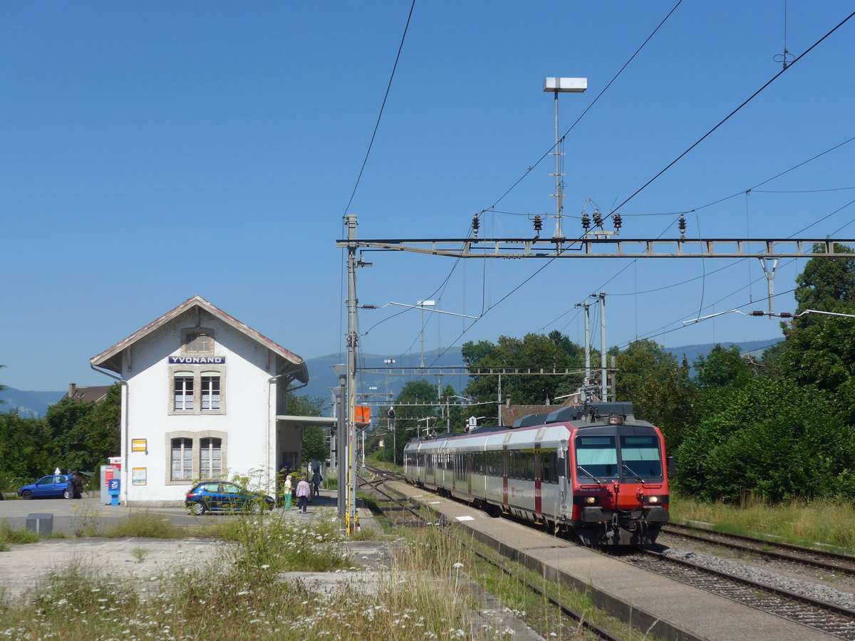 (173'082) - Bahnhof und SBB-Pendelzug am 16. Juli 2016 im Bahnhof Yvonand