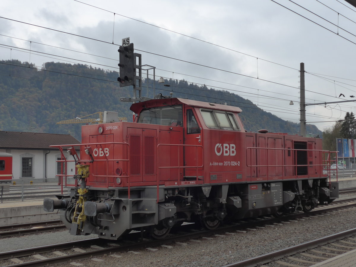 (176'121) - BB-Rangierlok - Nr. 2070 024-2 - am 21. Oktober 2016 im Bahnhof Jenbach