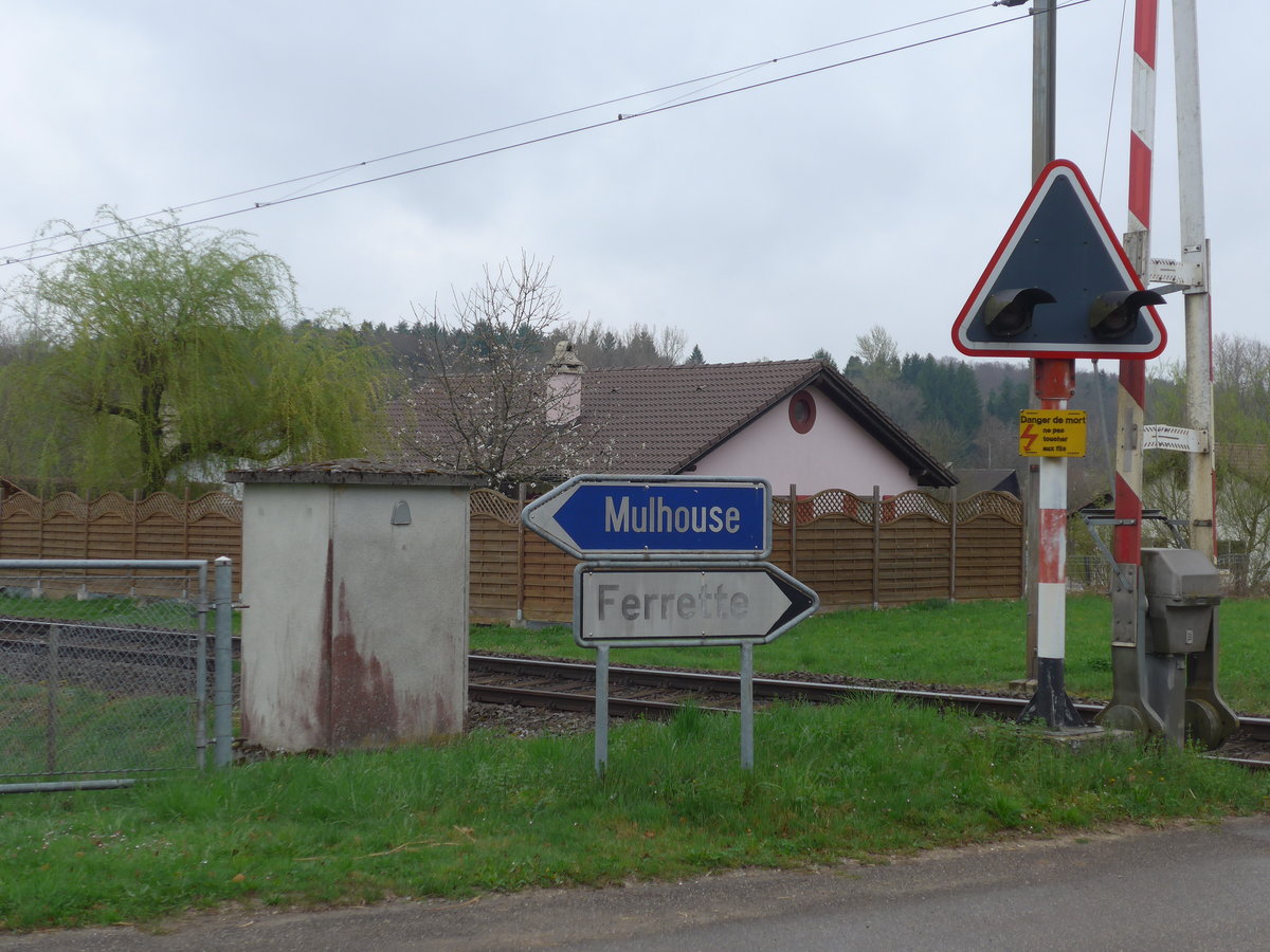 (179'337) - Wegweiser nach Mulhouse und Ferrette mit Wechselblinklicht am 2. April 2017 in Vendlincourt