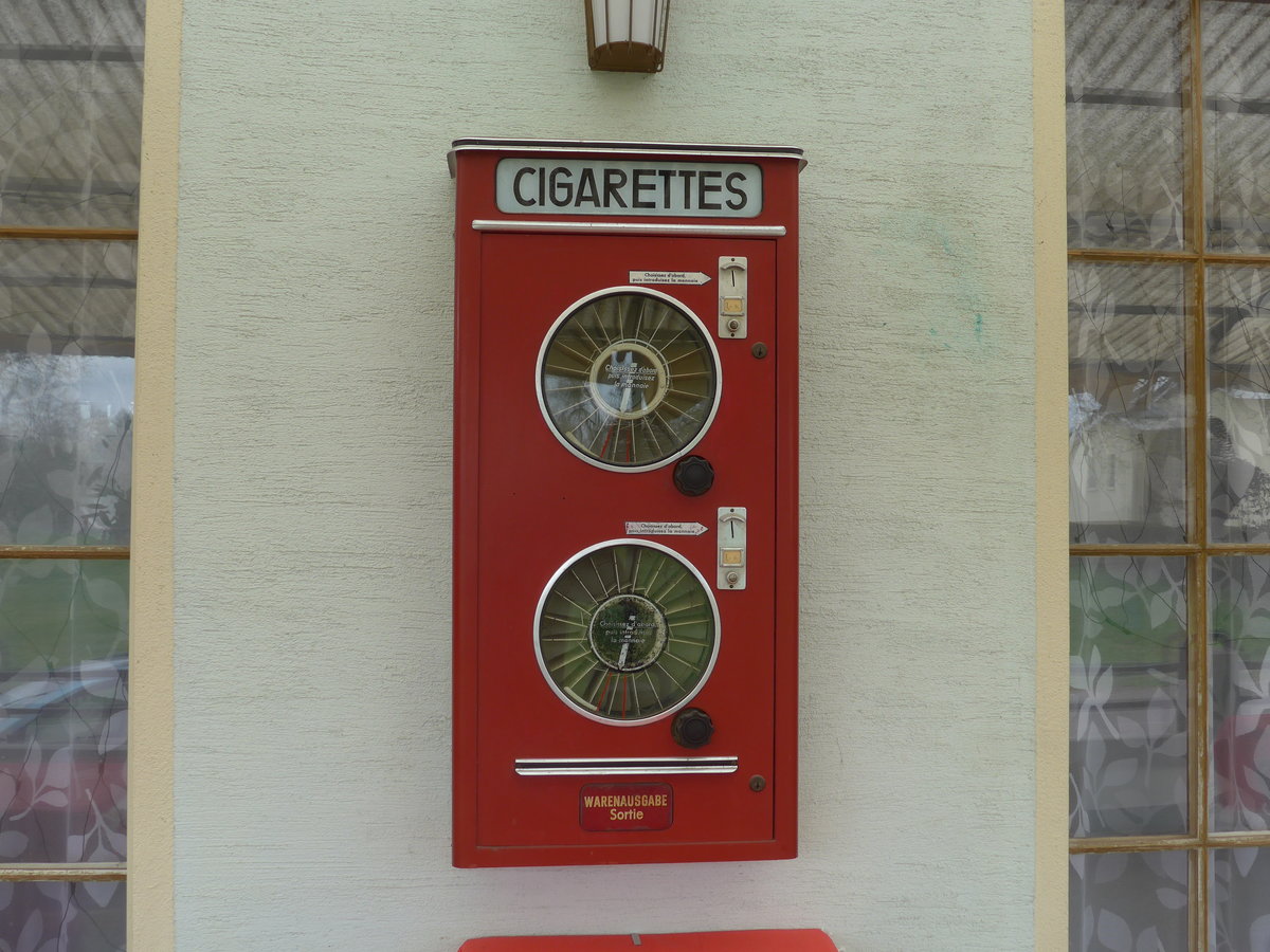 (179'359) - Alter Zigarettenautomat am 2. April 2017 beim Htel de la Gare in Vendlincourt