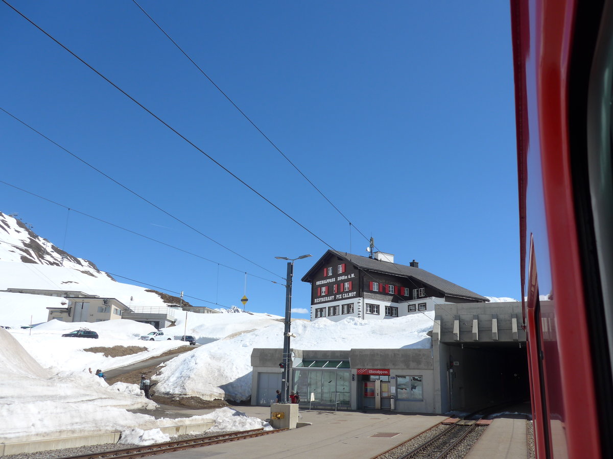 (179'600) - Restaurant und Bahnhof am 14. April 2017 auf dem Oberalppass