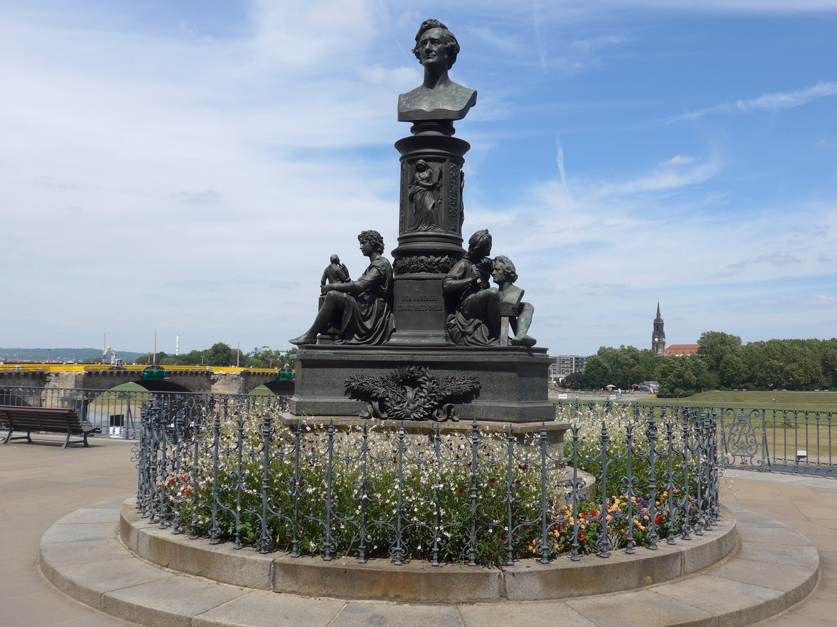 (182'914) - Das Ernst Rietschel Denkmal am 8. August 2017 in Dresden