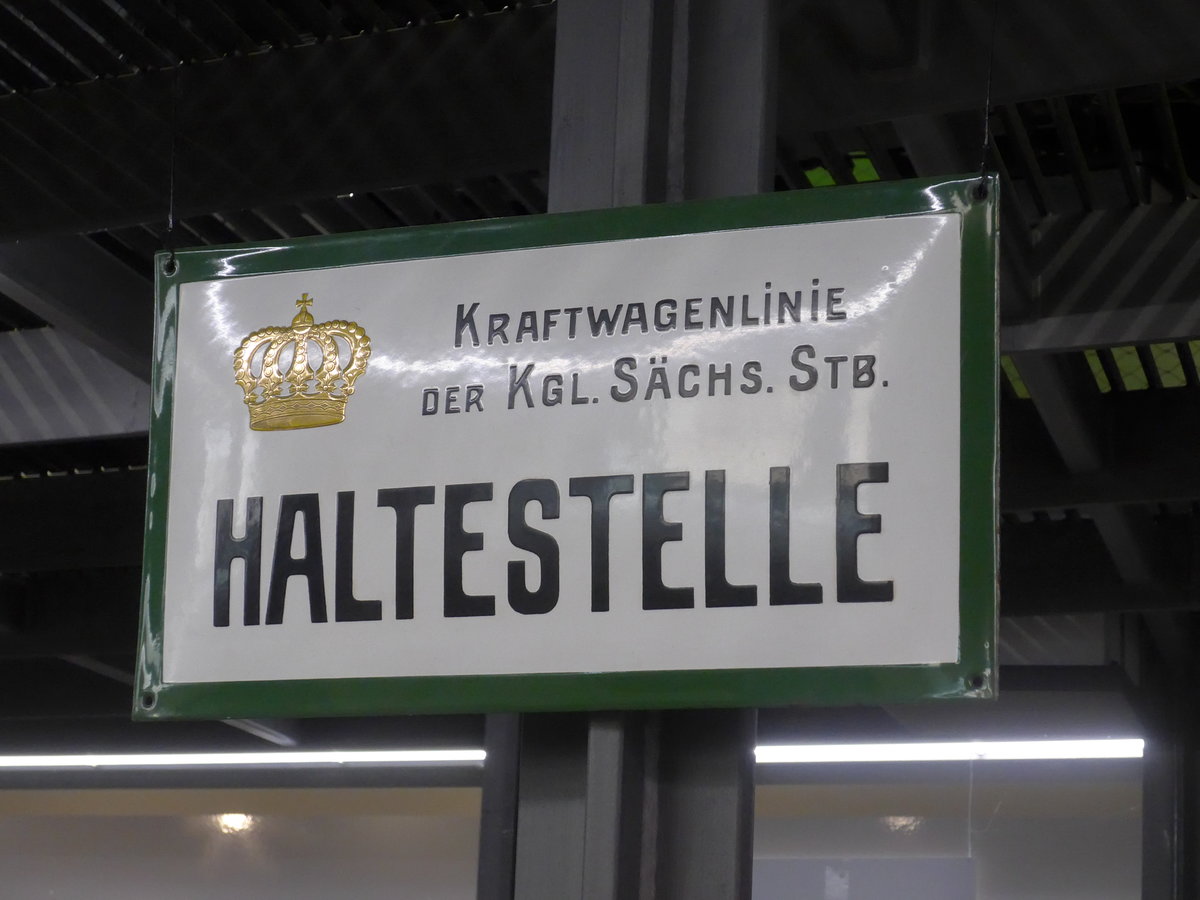 (182'930) - Alte Haltestellentafel am 8. August 2017 in Dresden, Verkehrsmuseum
