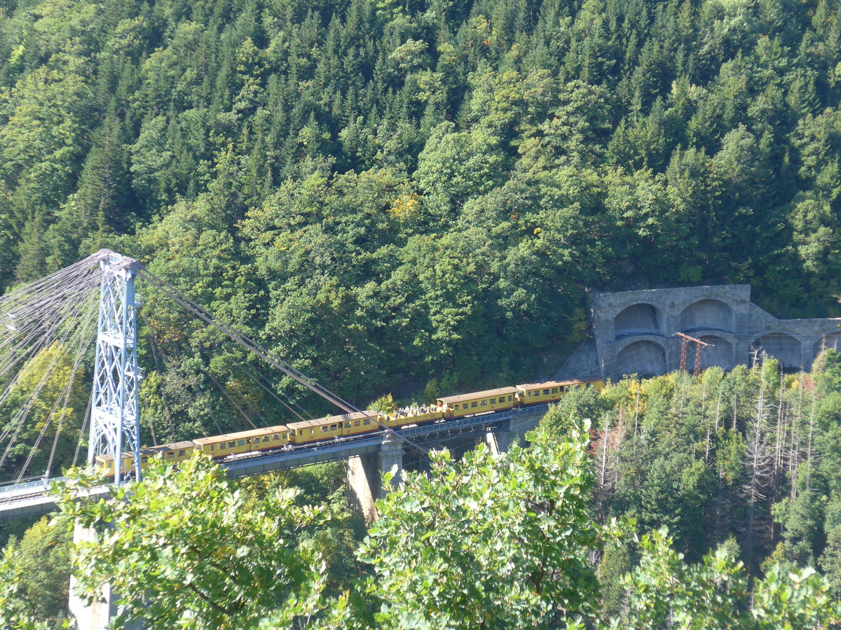 (185'625) - Train Jaune auf dem Pont de Cassagne am 29. September 2017 bei Sauto
