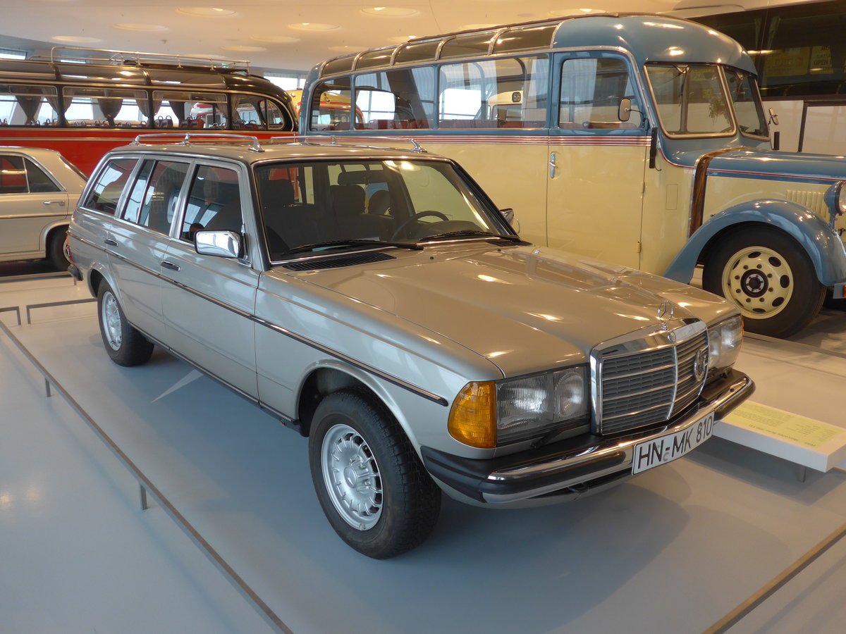 (186'361) - Mercedes-Benz 300 TD von 1985 - HN-MK 810 - am 12. November 2017 in Stuttgart, Mercedes-Benz Museum