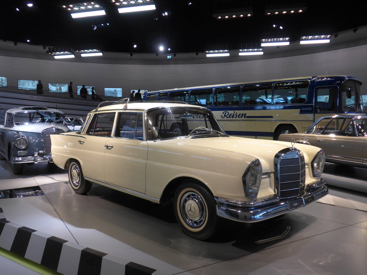 (186'430) - Mercedes-Benz 220 S von 1964 am 12. November 2017 in Stuttgart, Mercedes-Benz Museum
