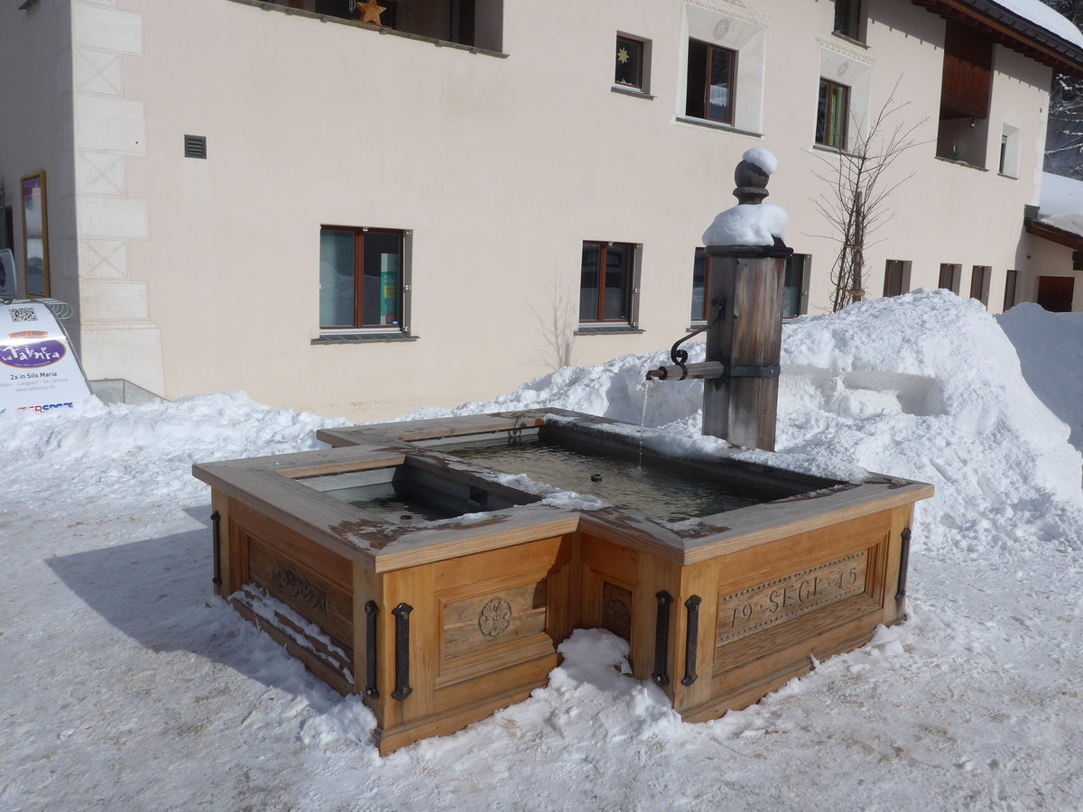 (188'152) - Holzbrunnen von 1945 am 3. Februar 2018 in Sils-Maria