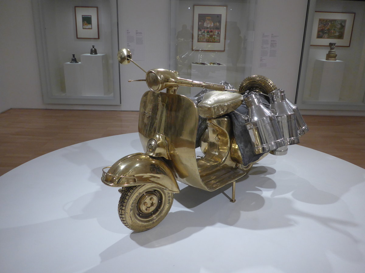 (190'156) - Goldene Vespa am 17. April 2018 in Melbourne, National Galerie von Victoria