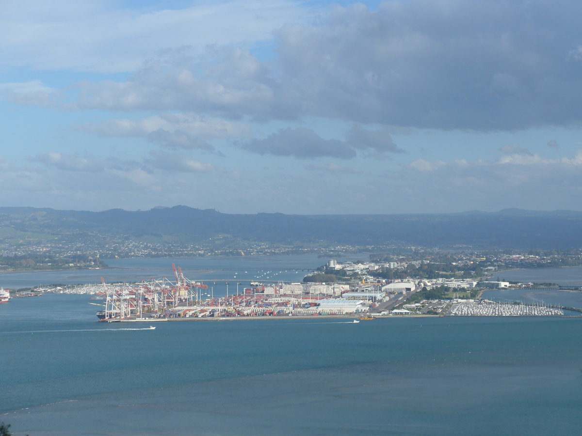 (190'747) - Blcik auf den Hafen am 21. April 2018 von Mauao