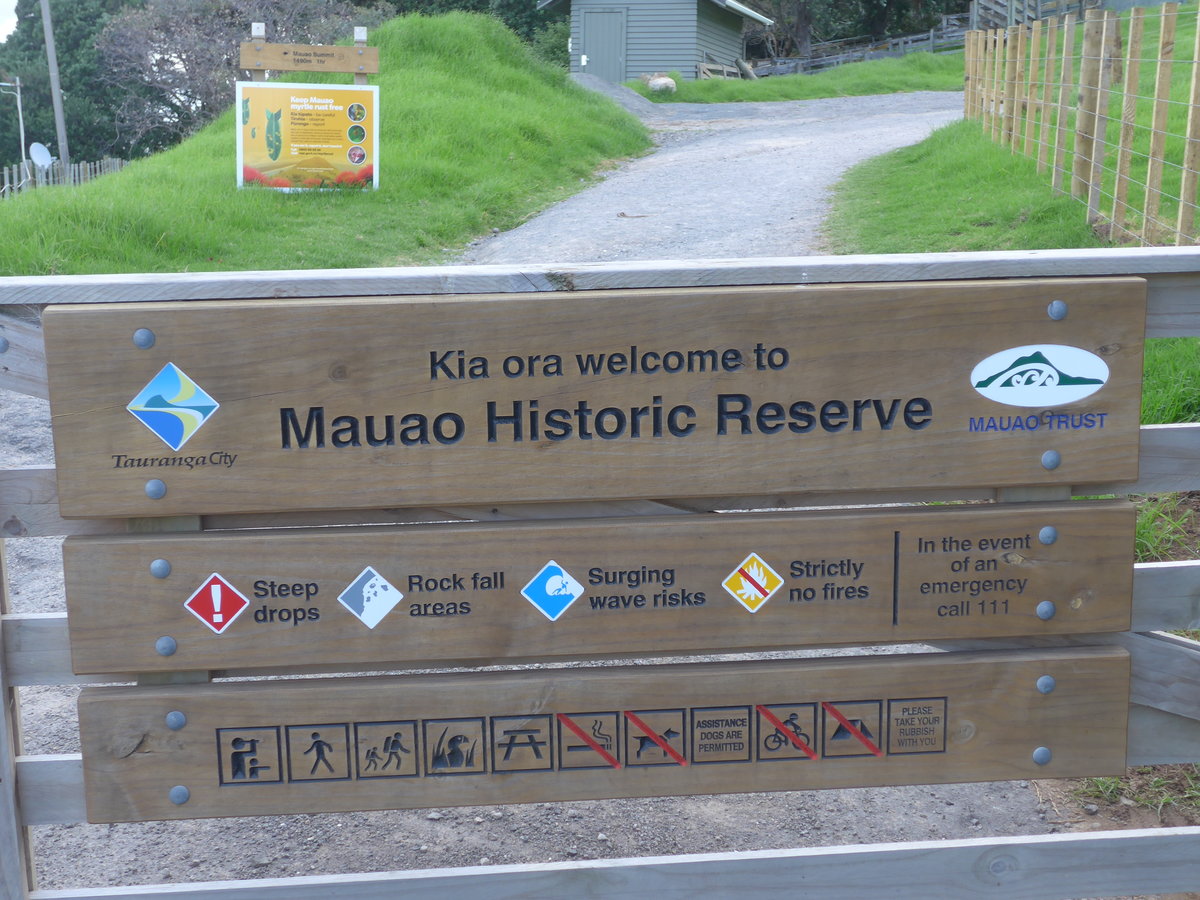 (190'760) - Hinweistafel am Mount Maunganui am 21. April 2018 bei Mauao