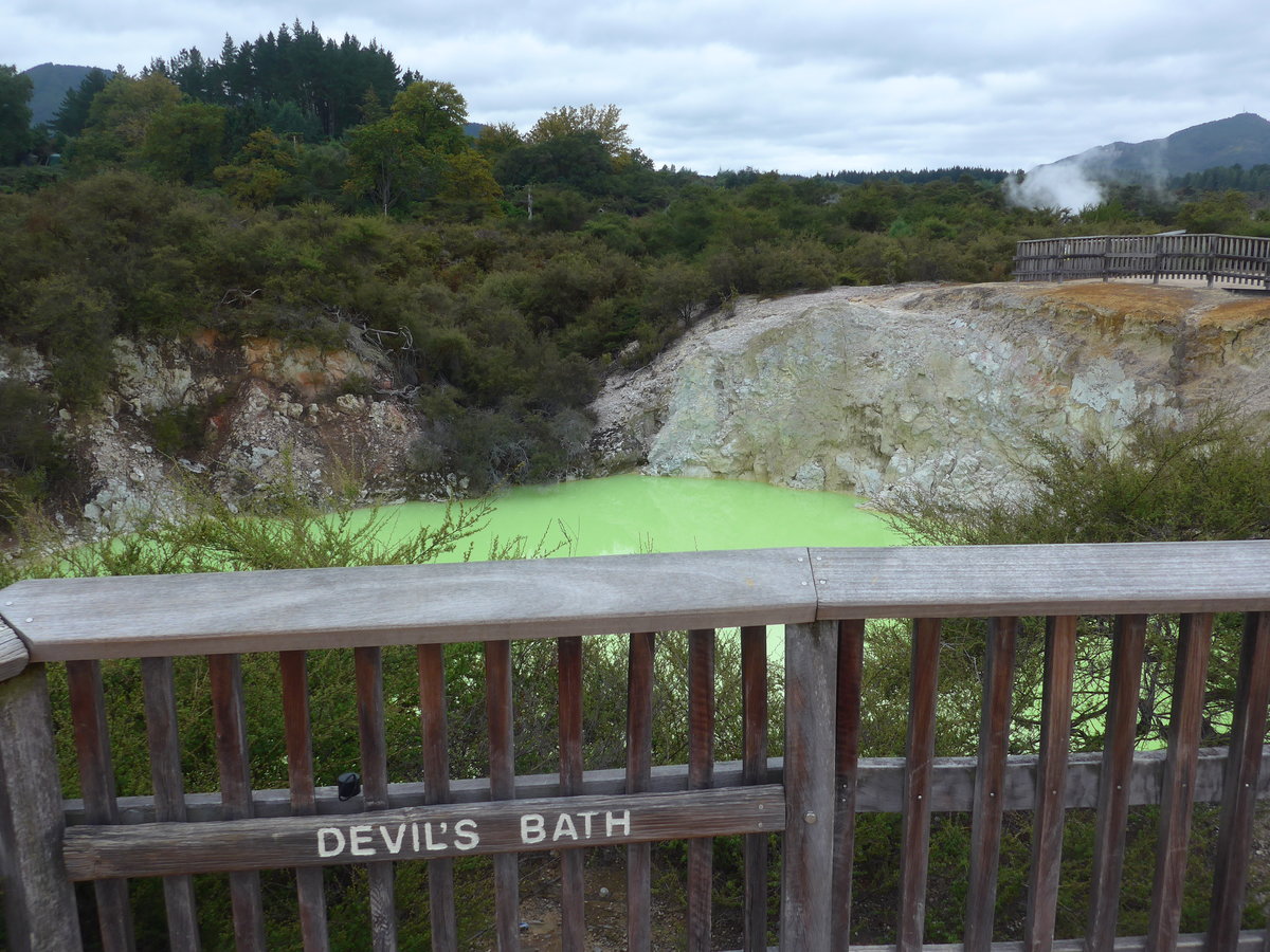 191'194) - Der Devil's Bath im Wai-O-Tapu Thermal Wonderland am 23. April 2018 bei Rotorua