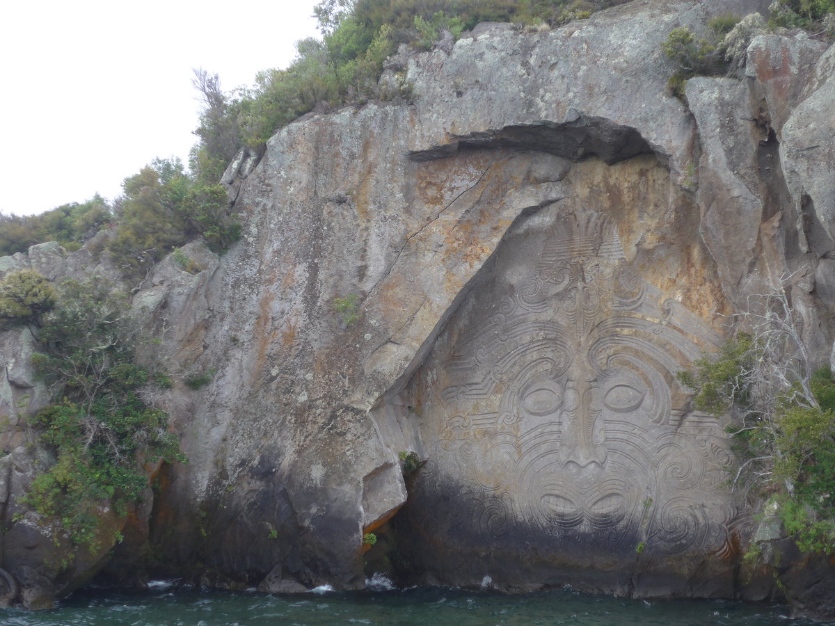 (191'266) - Der Maori-Felsen im Lake Taupo am 24. April 2018 bei Taupo