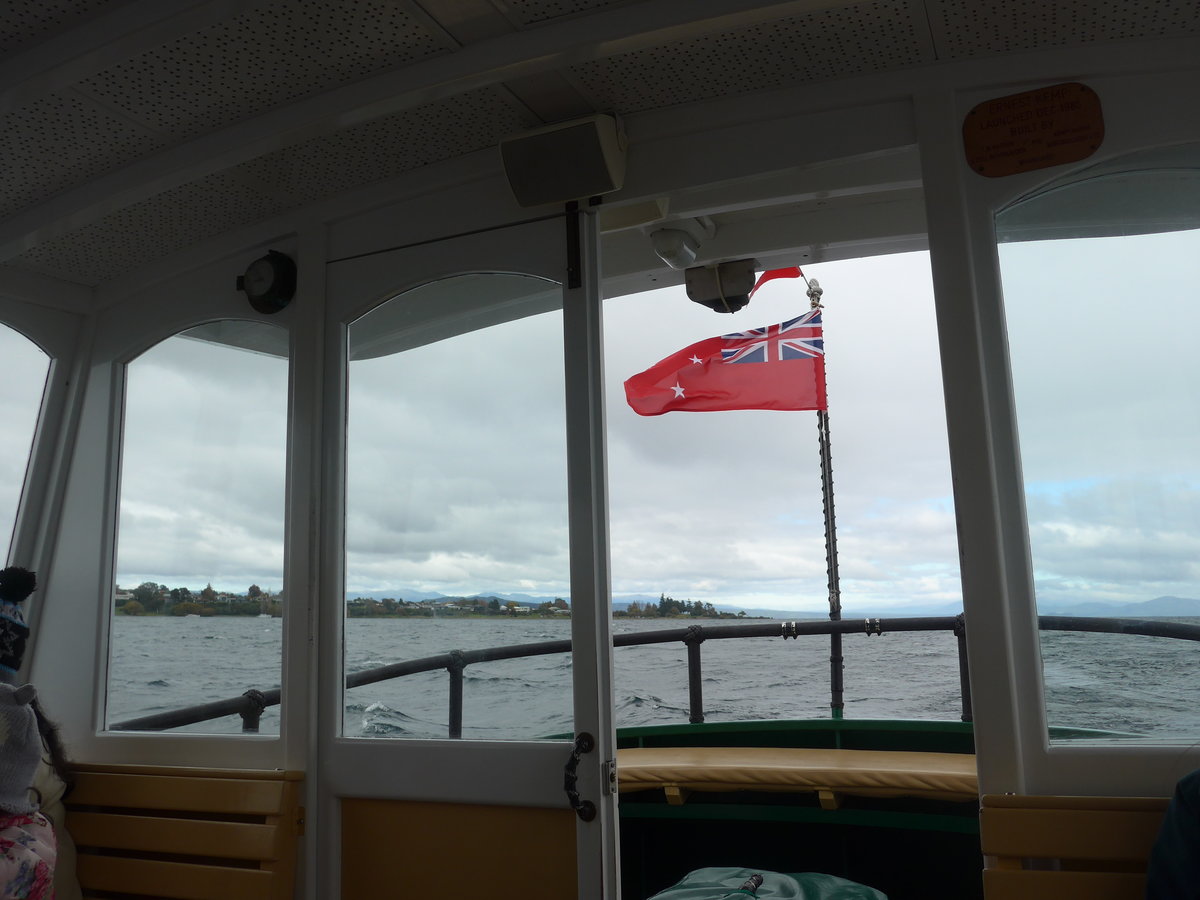(191'274) - Auf dem Motorschiff Ernest Kemp mit der neuseelndischen Flagge fr Schiffe am 24. April 2018 auf dem Lake Taupo bei Taupo