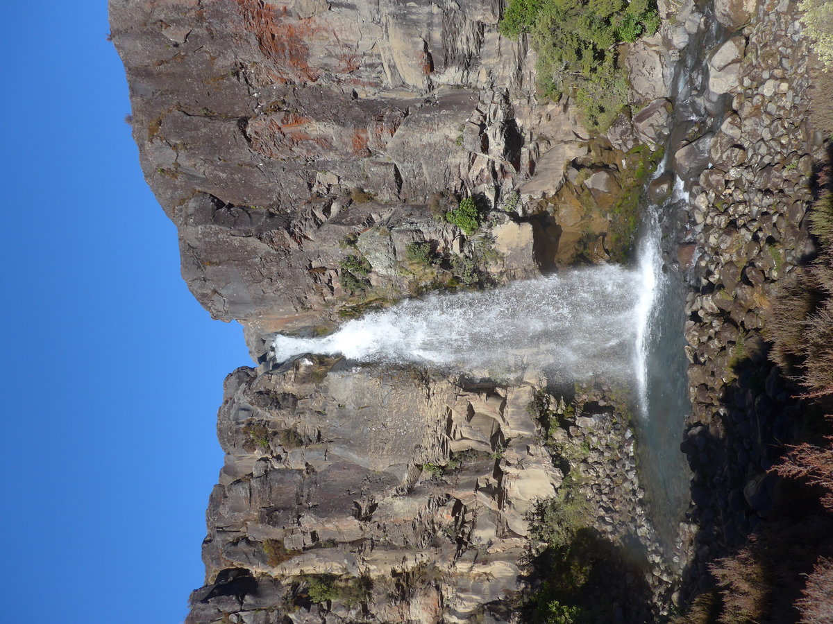 (191'347) - Der Taraniki-Wasserfall am 25. April 2018 bei Whakapapa