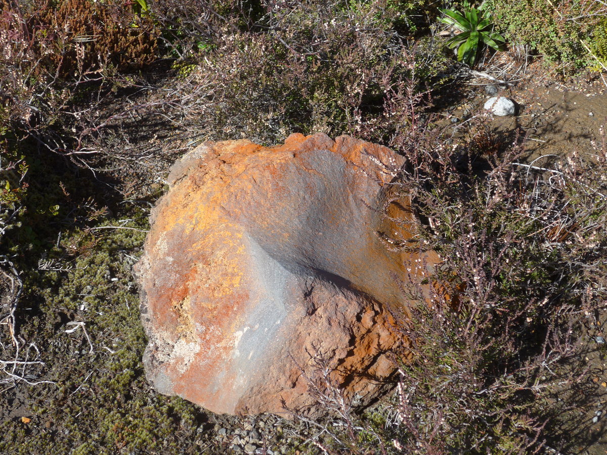 (191'359) - Rostroter Stein im Tongariro-Nationalpark am 25. April 2018 bei Whakapapa