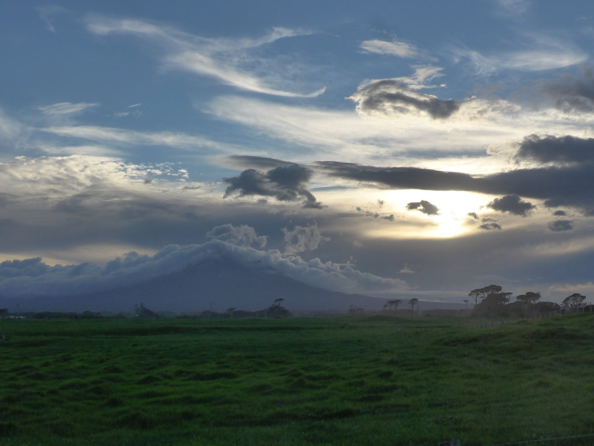 (191'845) - Der Mount Taranaki am 29. April 2018 von Opunake aus