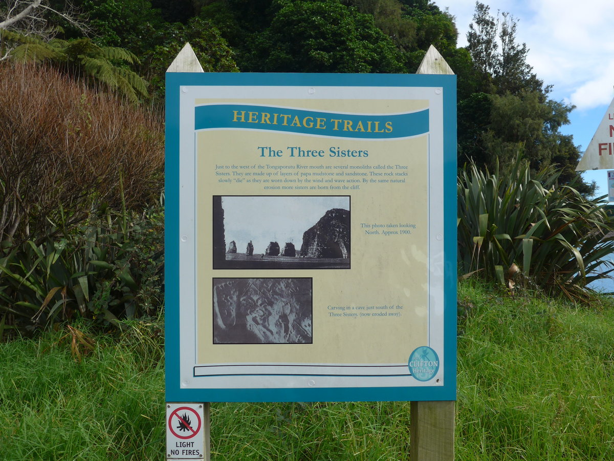 (191'867) - Tafel zum  Heritage Trails  zu  The Three Sisters  am 29. April 2018 bei Tongaporutu