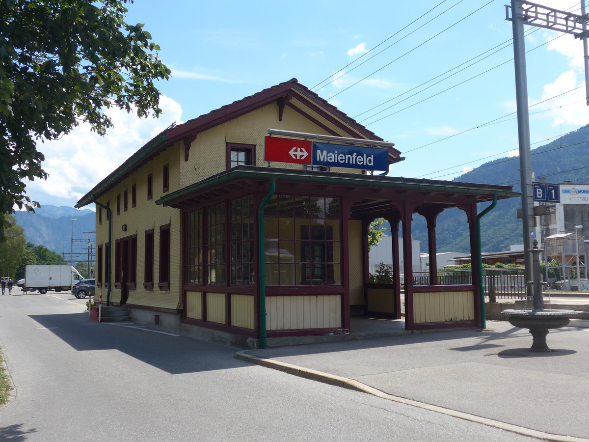 (194'873) - Der Bahnhof Maienfeld am 15. Juli 2018